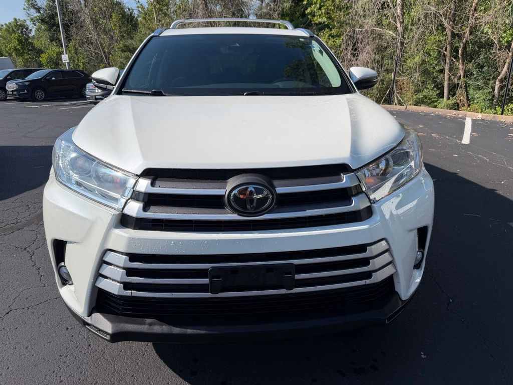 Used 2018 Toyota Highlander XLE with VIN 5TDJZRFH5JS525887 for sale in Manchester, MO