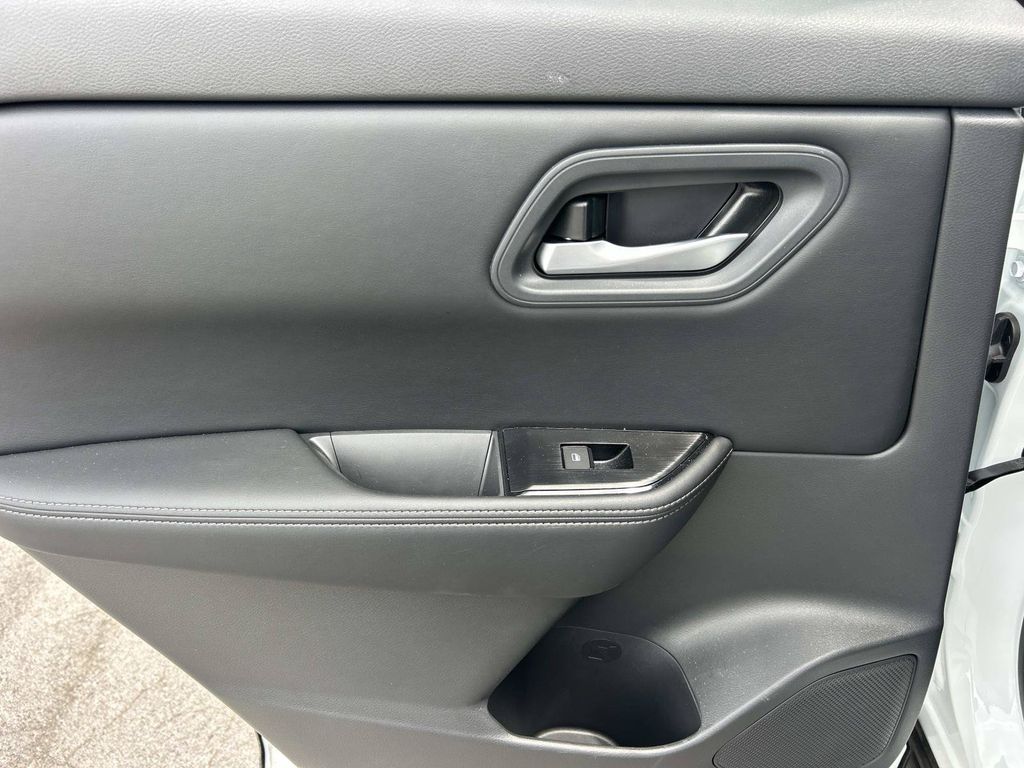 2026 Nissan Rogue SV - Photo 17