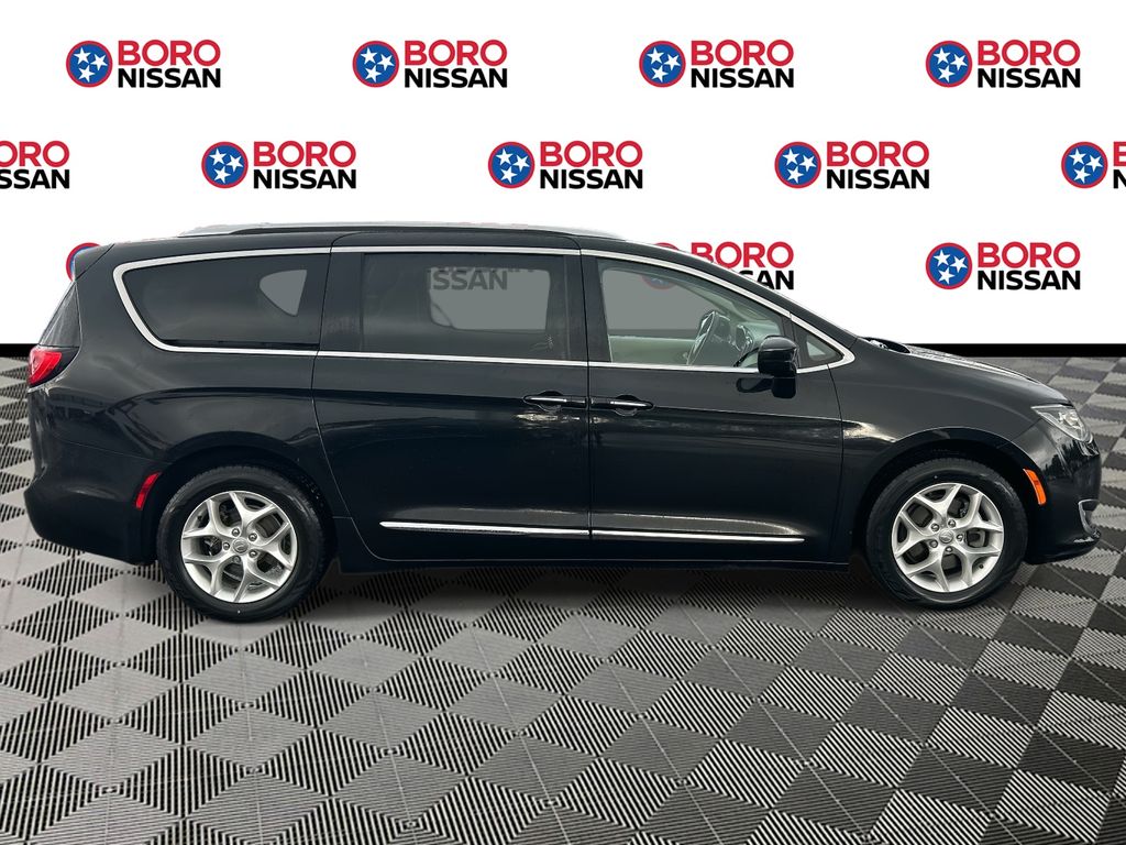 2018 Chrysler Pacifica Touring Plus photo 2