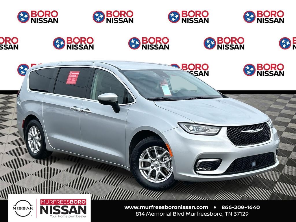 2023 Chrysler Pacifica Touring L's photo