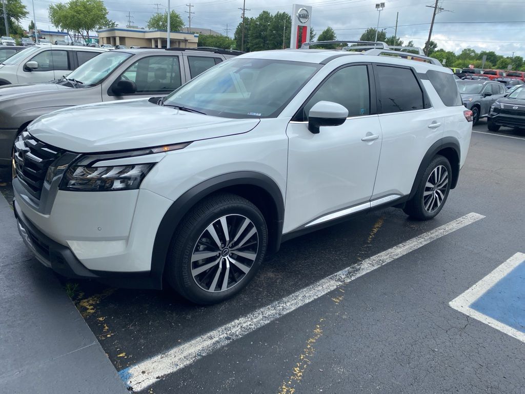 2025 Nissan Pathfinder Platinum 4WD's photo
