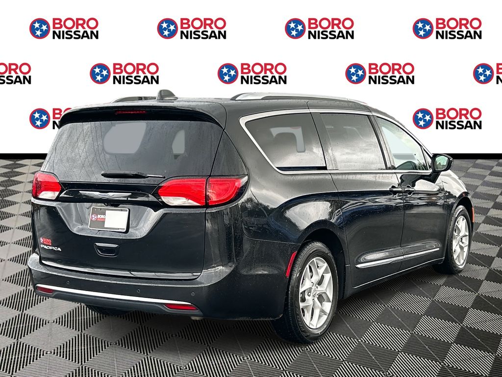 2018 Chrysler Pacifica Touring Plus photo 3