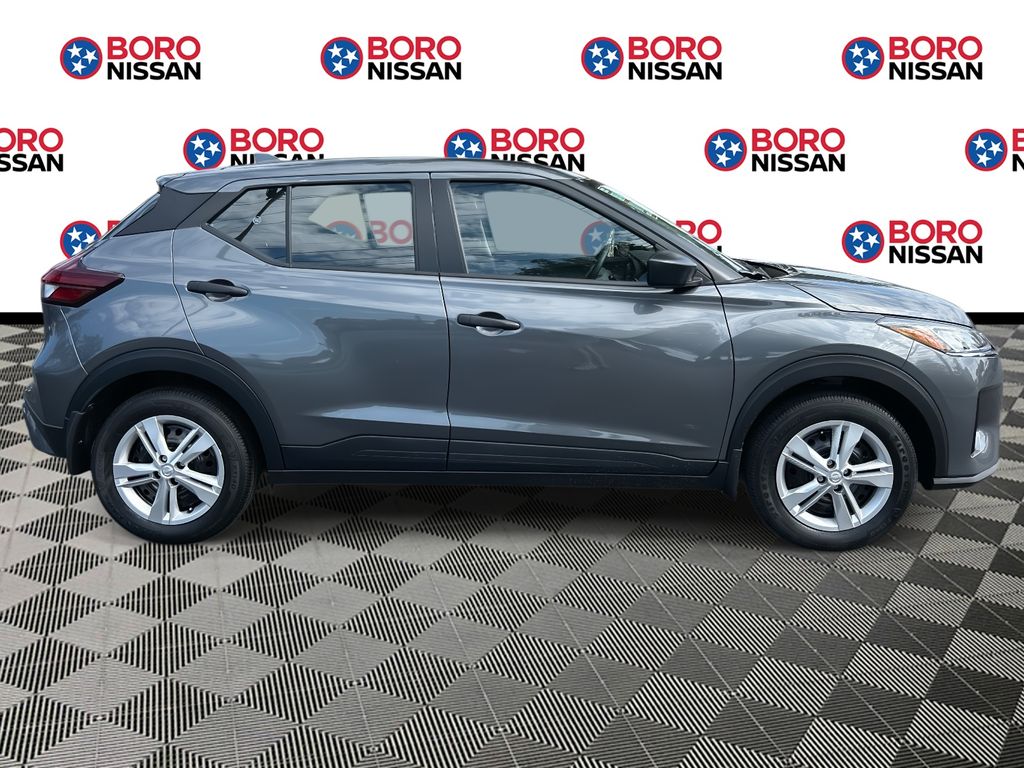 2025 Nissan Kicks Play S photo 2