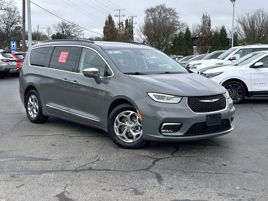 2022 Chrysler Pacifica Limited's photo