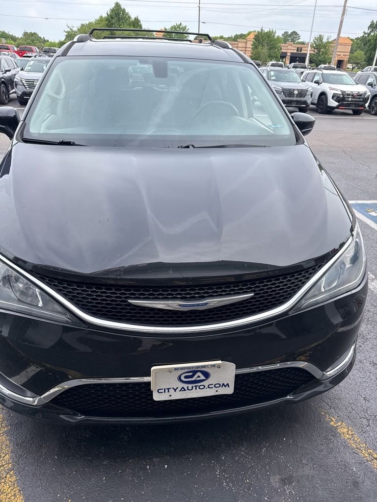 2019 Chrysler Pacifica Touring L's photo