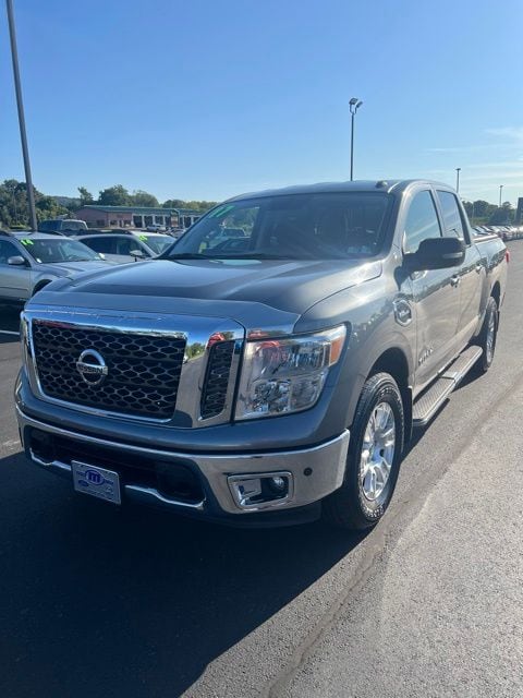  2017 Nissan Titan SV Crew Cab 4WD   