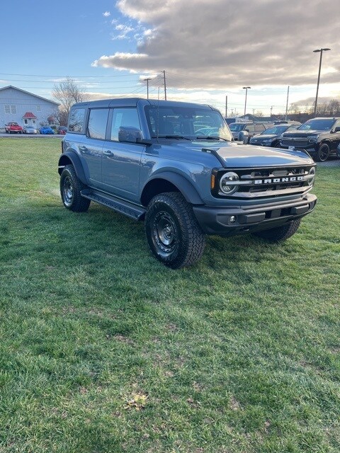 2025 Ford Bronco Outer Banks photo 2