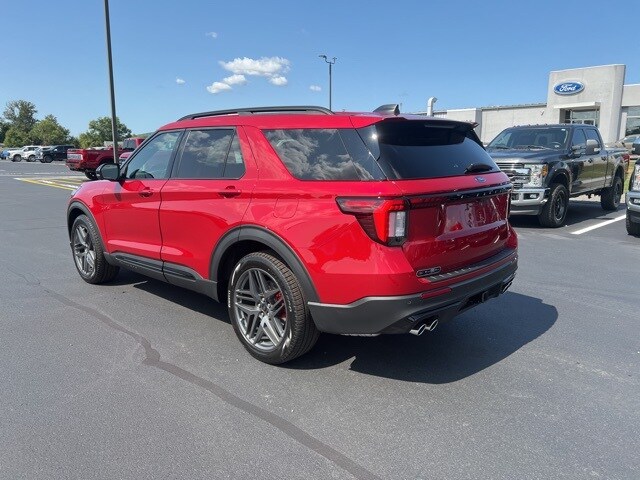2025 Ford Explorer ST photo 4
