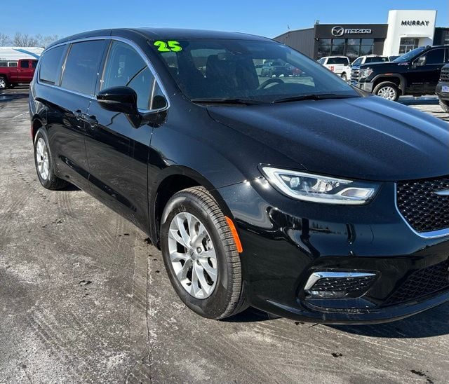 2025 Chrysler Pacifica Select AWD's photo