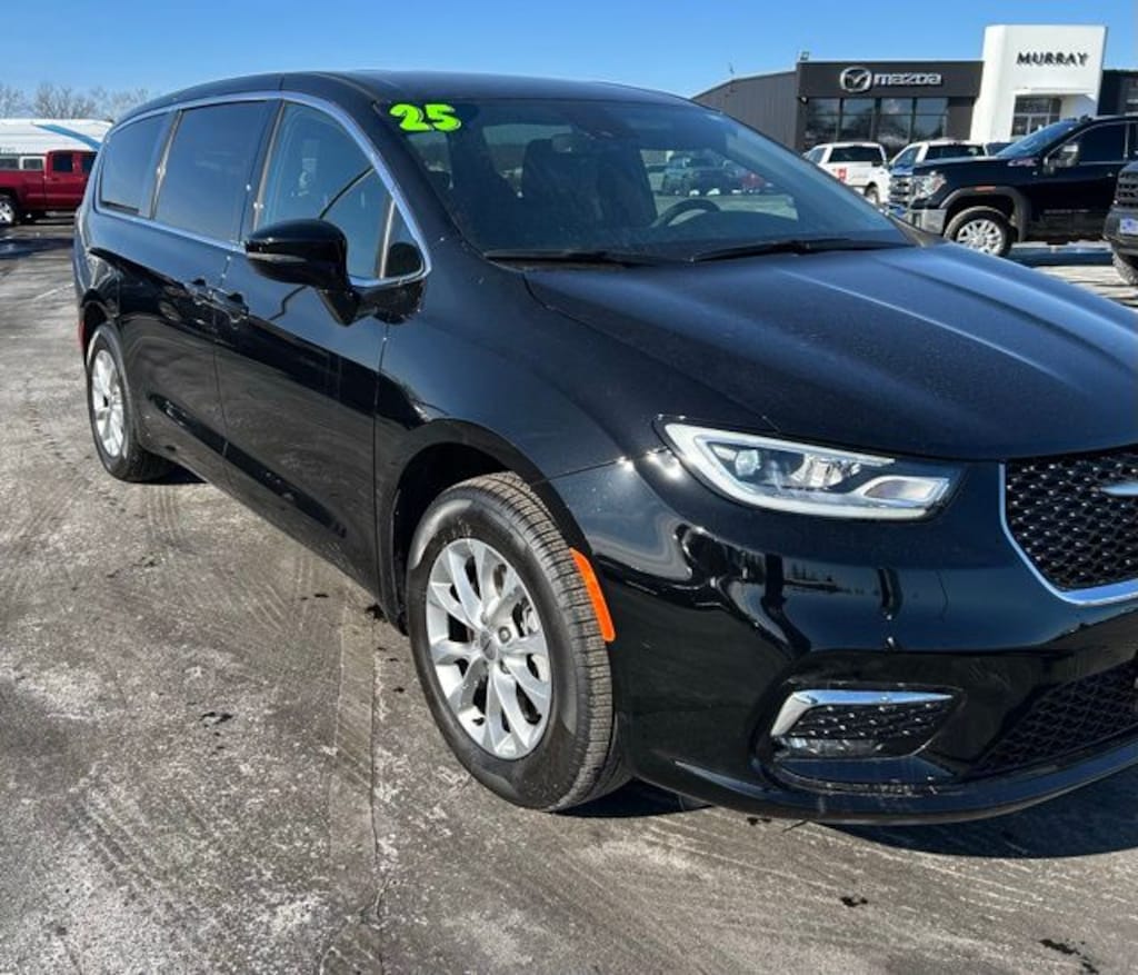 Used 2025 Chrysler Pacifica Select Passenger Van