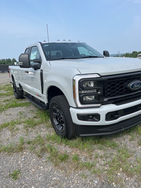 2025 Ford F-350 XLT photo 4