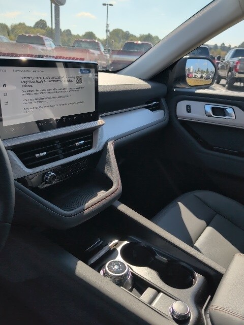 2025 Ford Explorer photo 3
