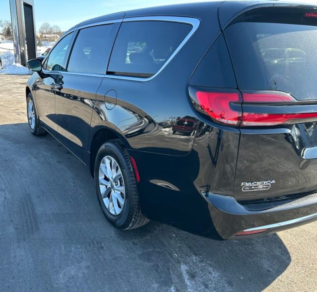 Used 2025 Chrysler Pacifica Select Passenger Van