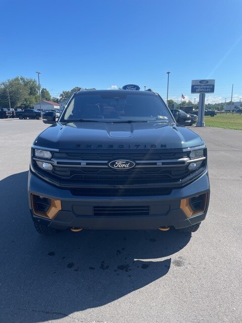 2025 Ford Expedition photo 2