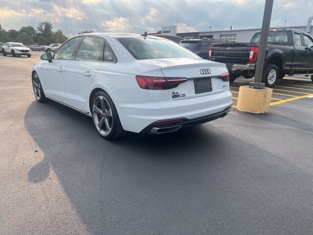 2022 Audi A4 45 S line Quattro Premium photo 3