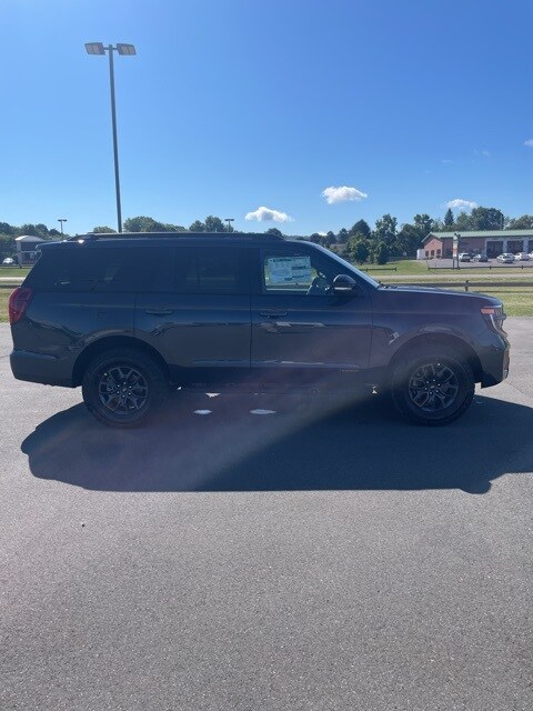 2025 Ford Expedition photo 4