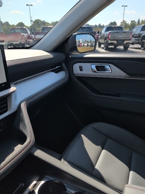 2025 Ford Explorer photo 2