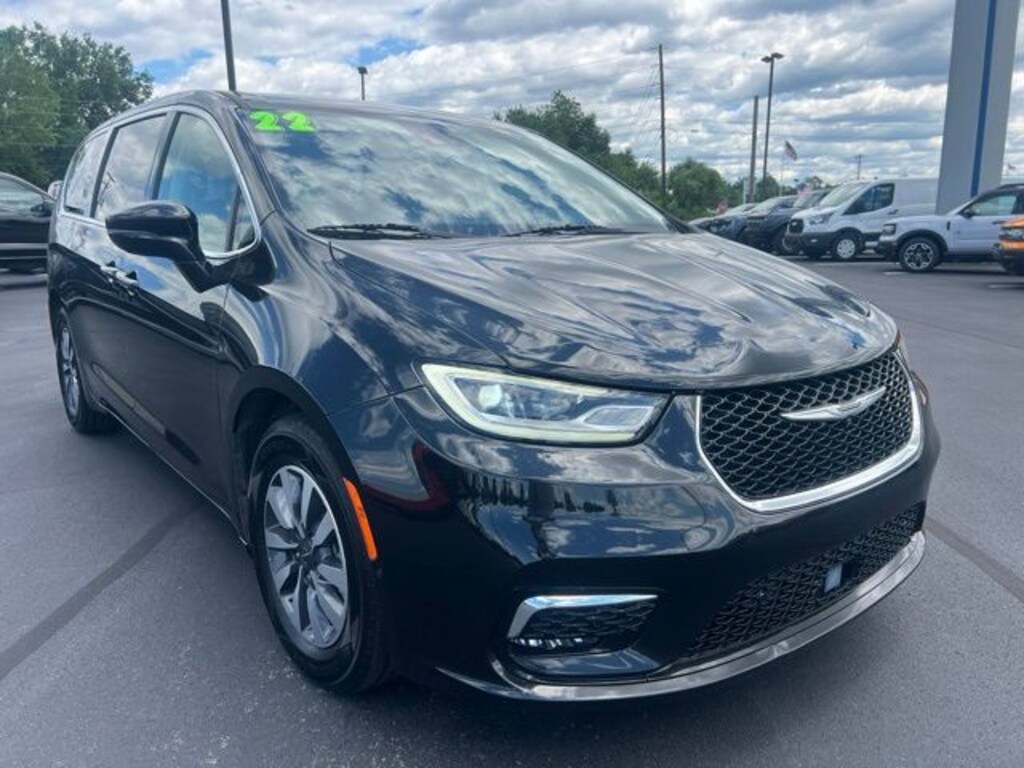 Used 2022 Chrysler Pacifica Hybrid Touring L Minivan/Van