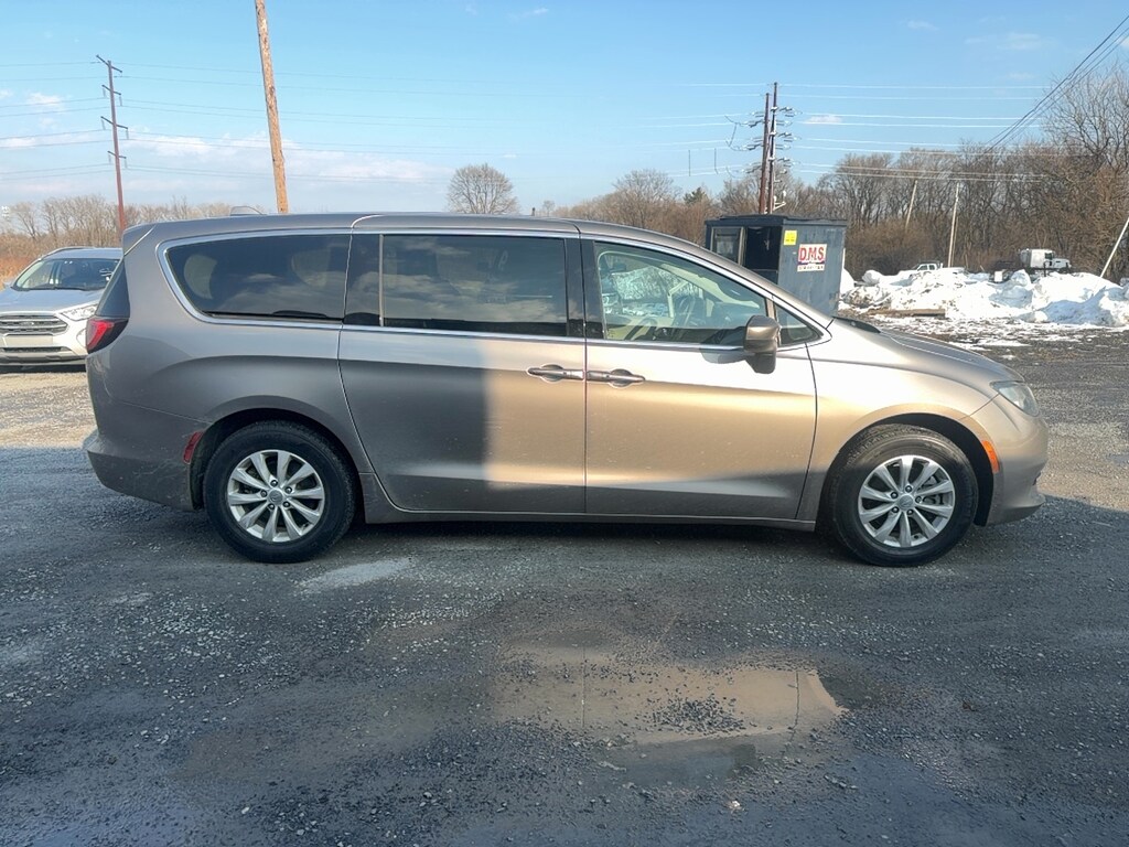 Used 2017 Chrysler Pacifica Touring Minivan/Van