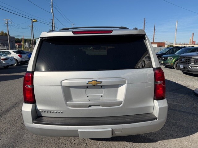 2017 Chevrolet Suburban 1500 LT photo 4