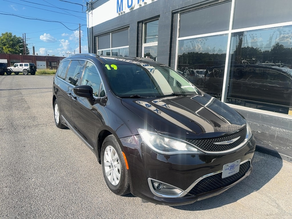 Used 2019 Chrysler Pacifica Touring L Minivan/Van