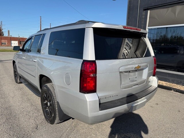 2017 Chevrolet Suburban 1500 LT photo 3