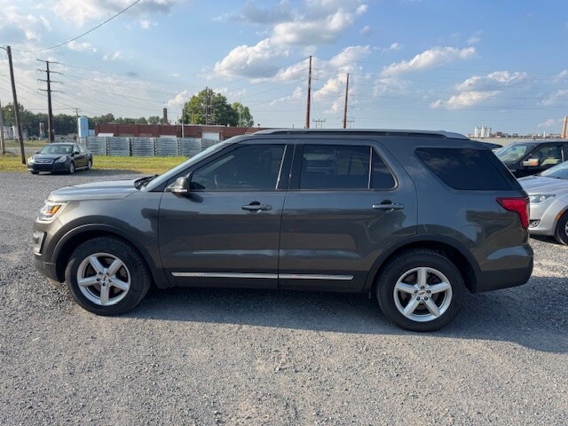 2017 Ford Explorer XLT photo 2