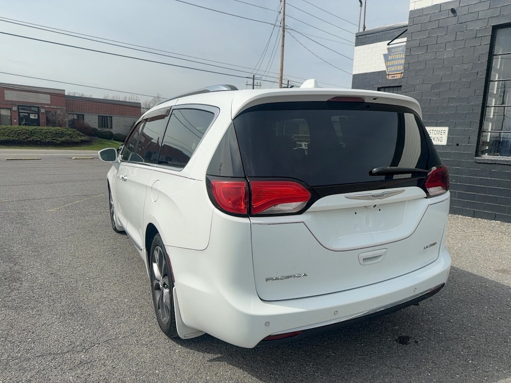 Used 2017 Chrysler Pacifica Limited Minivan/Van