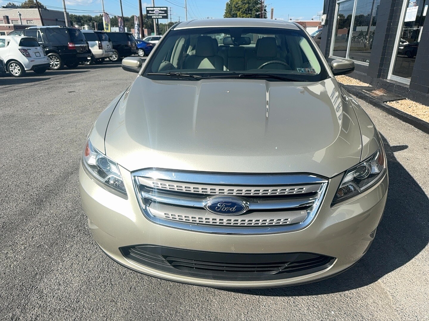 2011 Ford Taurus SEL photo 2