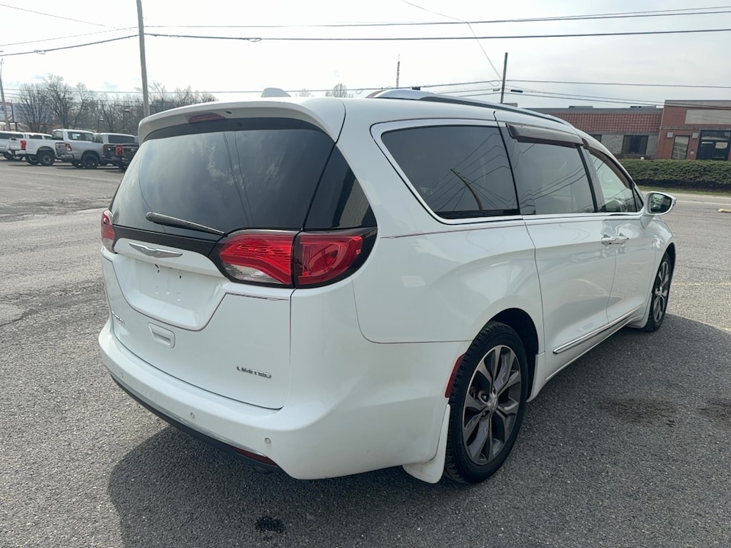 Used 2017 Chrysler Pacifica Limited Minivan/Van