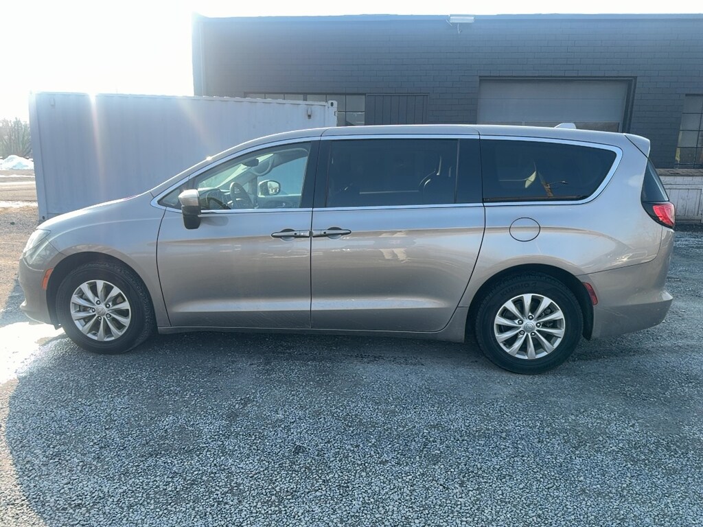 Used 2017 Chrysler Pacifica Touring Minivan/Van
