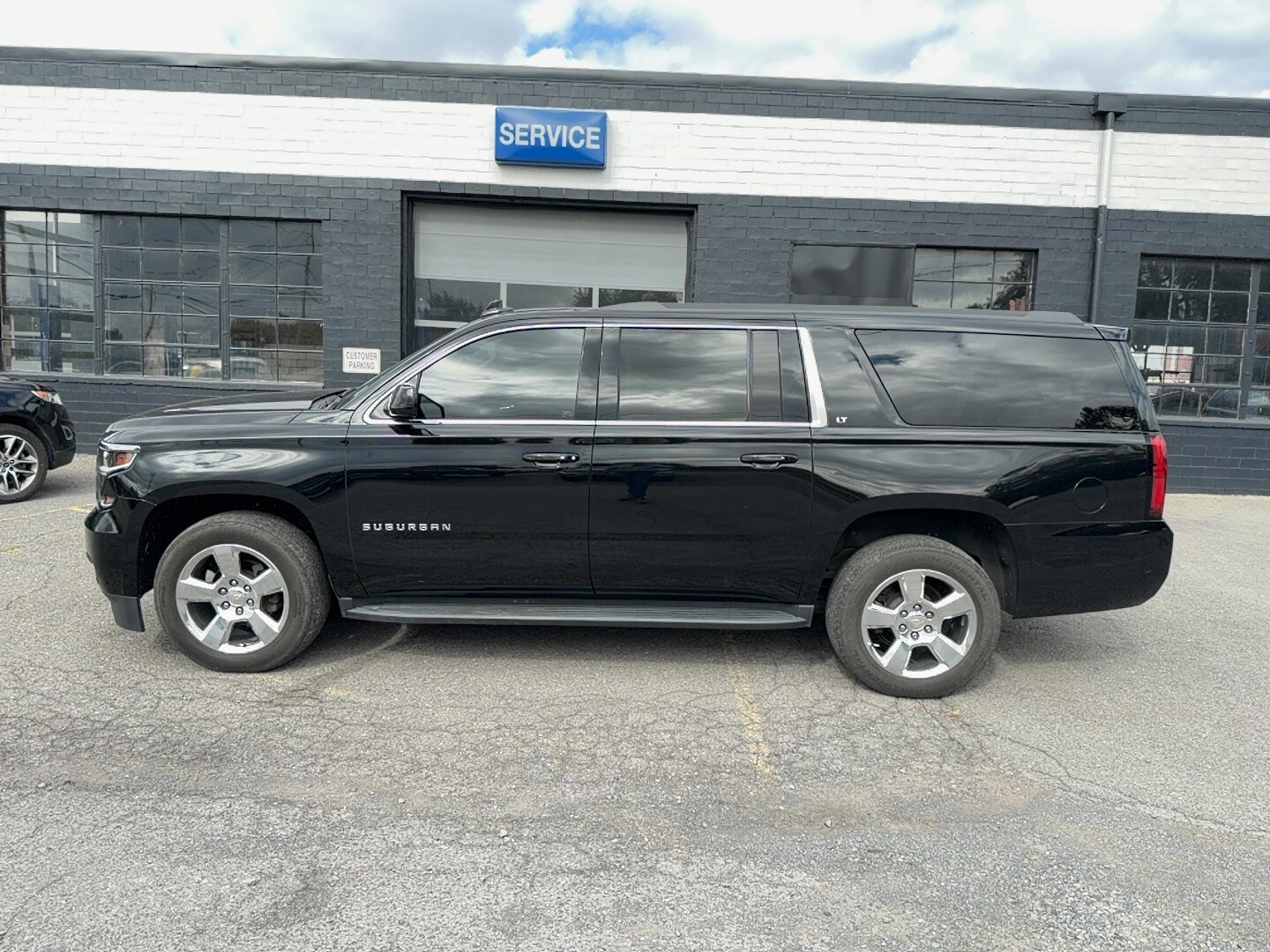 2020 Chevrolet Suburban LT photo 2