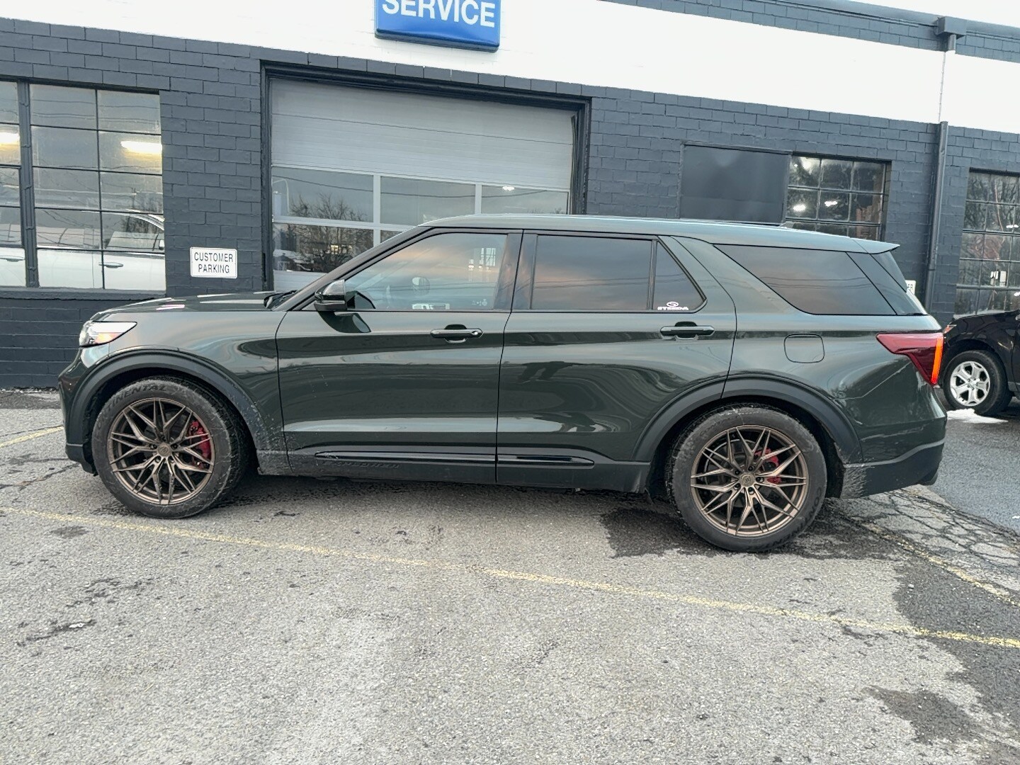 2022 Ford Explorer ST photo 2