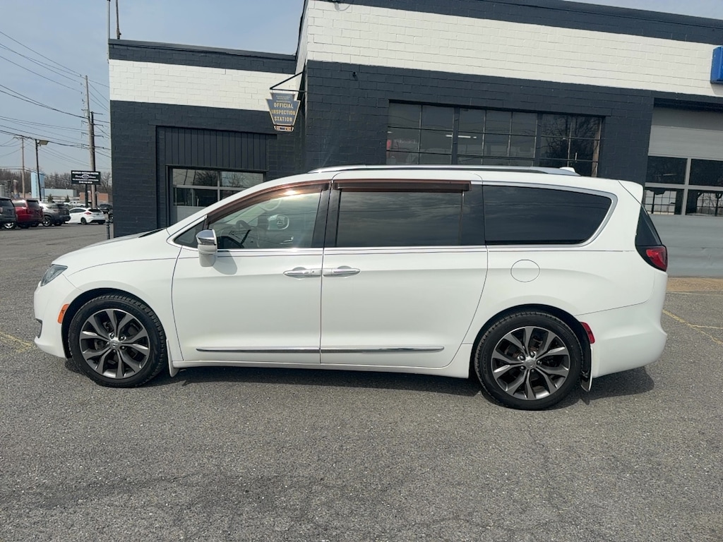 Used 2017 Chrysler Pacifica Limited Minivan/Van