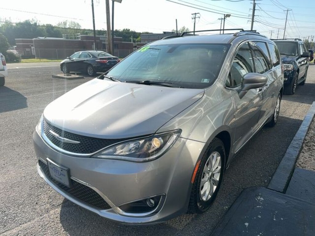 Used 2018 Chrysler Pacifica Touring L Plus Minivan/Van