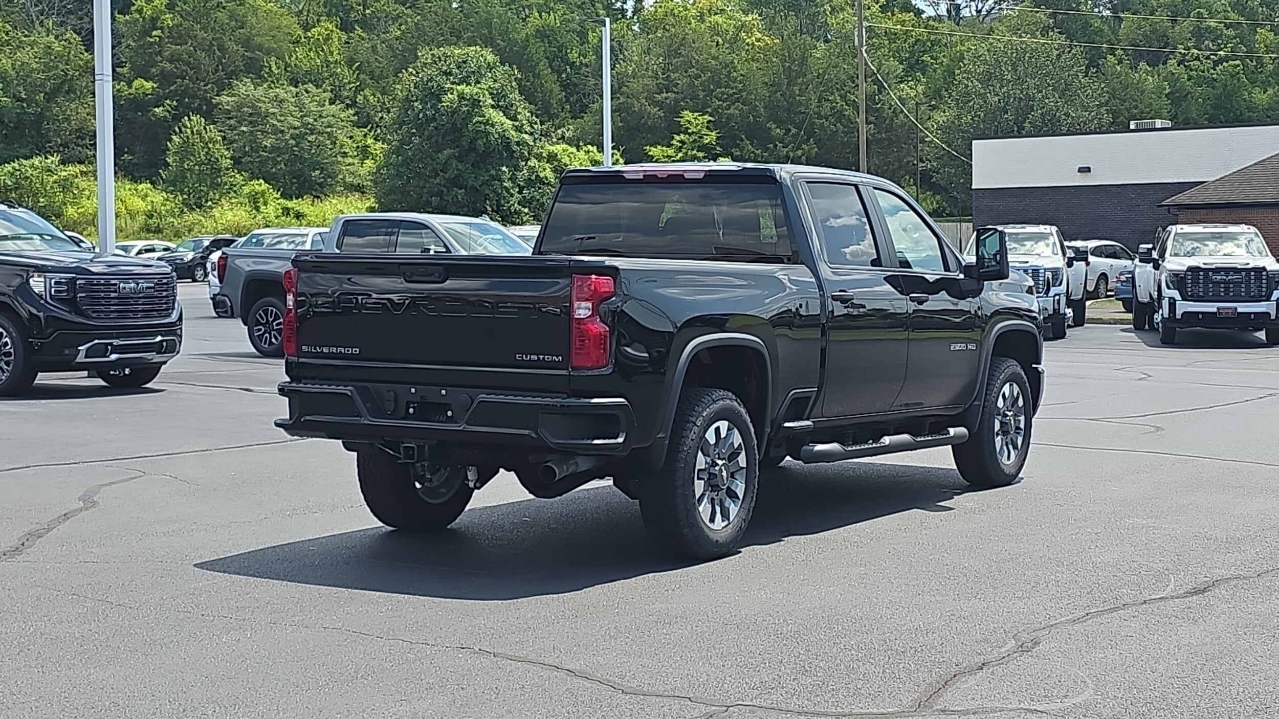 2025 Chevrolet Silverado 2500HD Custom photo 3