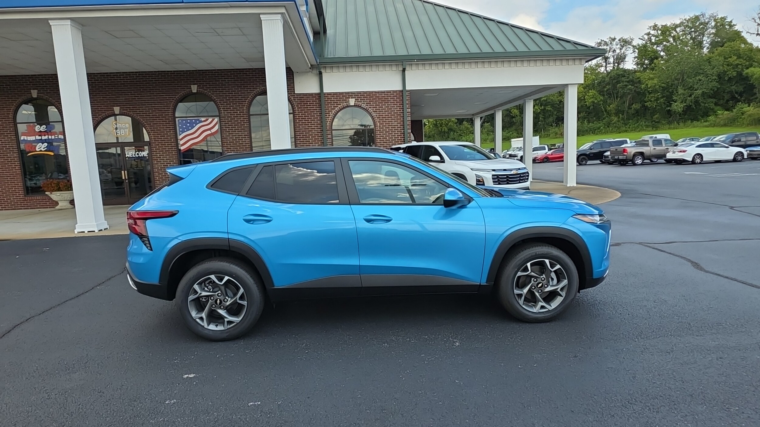 2025 Chevrolet Trax LT photo 2