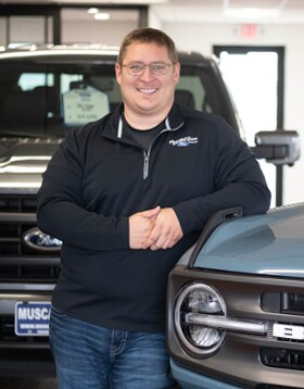 Staff member Elliot Thompson from ID_7e6e2cec6aa4