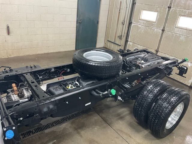 2025 Ford F-350 Super Duty Chassis Cab XLT - Photo 11