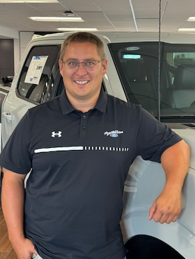 Staff member Elliot Thompson from ID_7e6e2cec6aa4