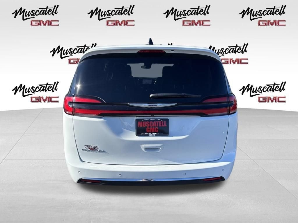 Used 2025 Chrysler Pacifica Select
