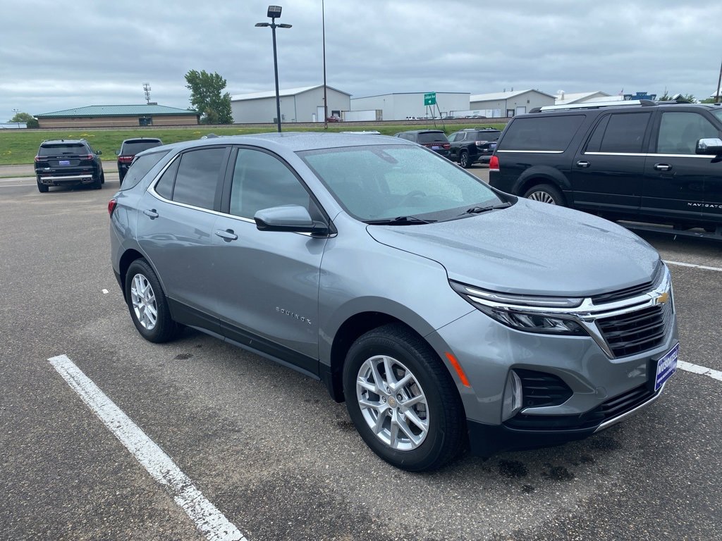 2023 Chevrolet Equinox LT photo 3