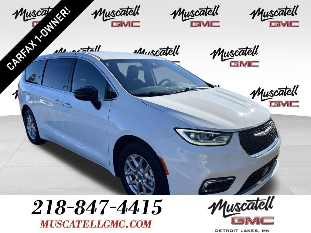 2025 Chrysler Pacifica Select's photo