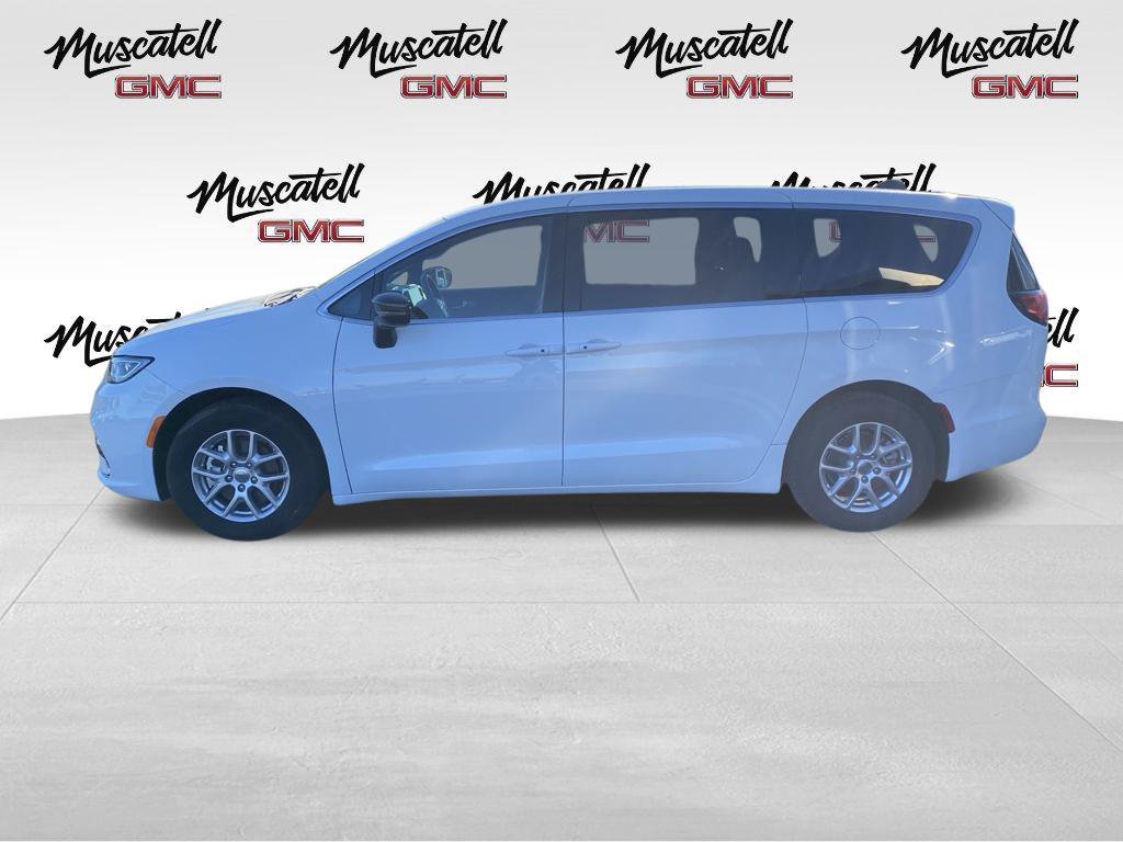 Used 2025 Chrysler Pacifica Select