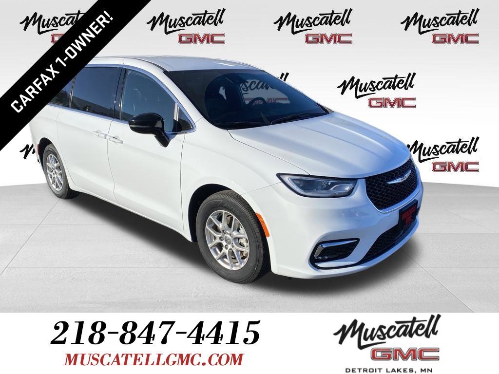 Used 2025 Chrysler Pacifica Select