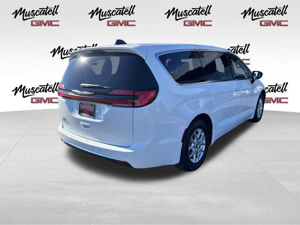 Used 2025 Chrysler Pacifica Select