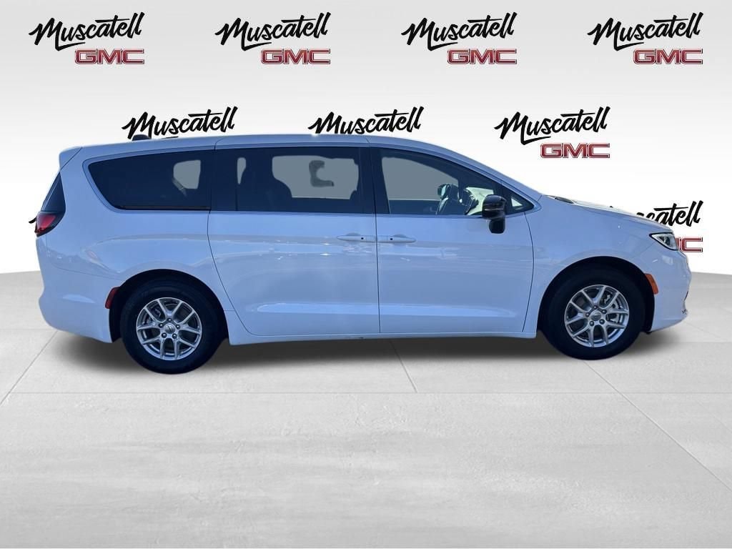 Used 2025 Chrysler Pacifica Select