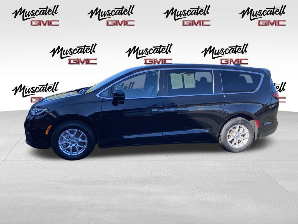 Used 2025 Chrysler Pacifica Select