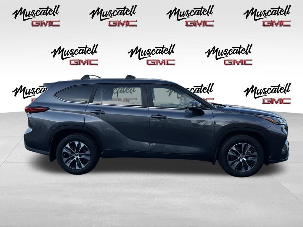 2023 Toyota Highlander L photo 4