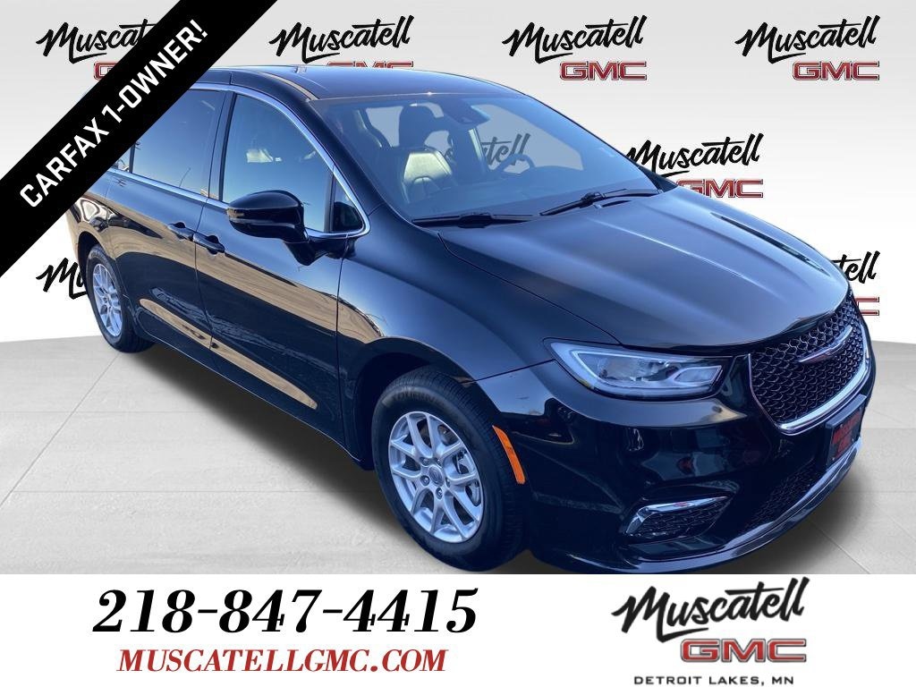 Used 2025 Chrysler Pacifica Select